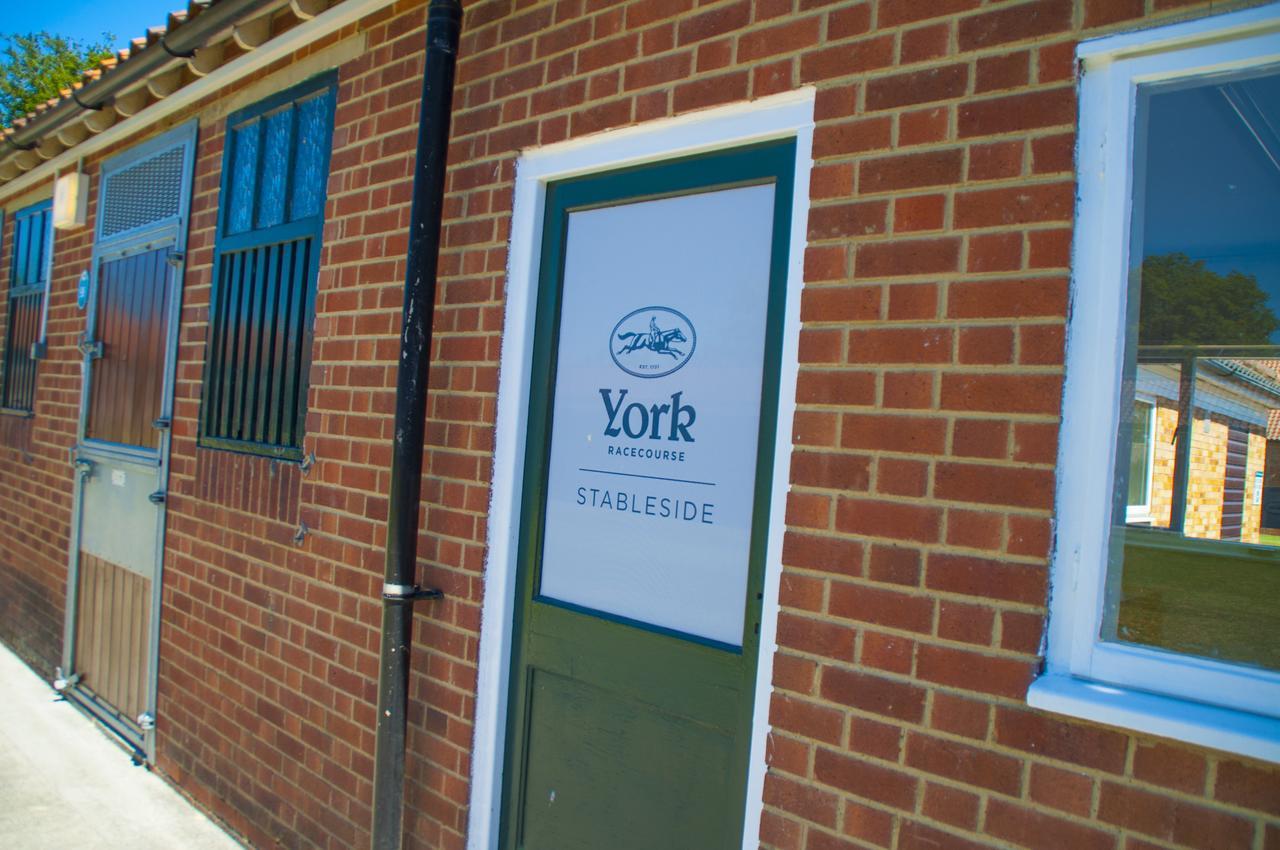 The Stable Suite At York Racecourse Luaran gambar